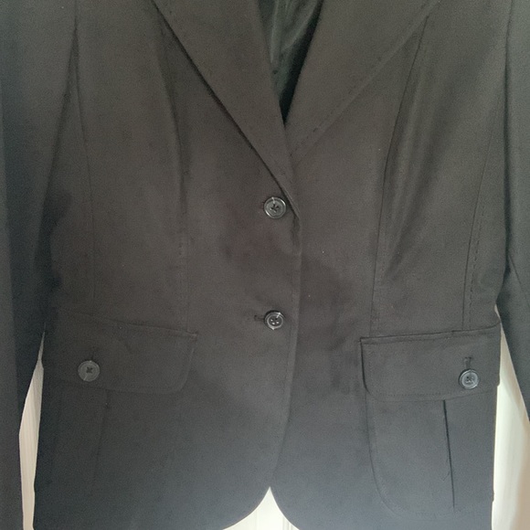 Black single breasted blazer. Tailored fit. Size 13 - Picture 3 of 4